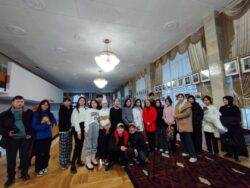 8-9-10-11-класстын окуучулары Кыргыз Улуттук драм театрына «Төлгө» аттуу спектаклин көрүп келишти