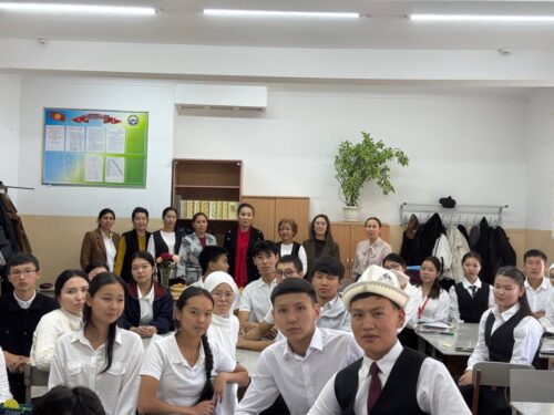 12- декабрь- Улуттук адабият күнүнө арналган ачык сабактарга Ч.Айтматовдун "Делбирим" повести боюнча тартылган көркөм фильмде Кадичанын ролун мыкты ойногон,КРнын эл артисти Назира Мамбетова чакырылып, окуучуларга кызыктуу дил маек куруп берди.