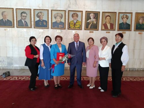 " Иш кагаздарын мамлекеттик тилде жүргүзгөн мыкты мекеме" конкурсуна катышып, мектеп шаар ичиндеги мекеме- ишканалардын арасынан 2- орунга ээ болду.