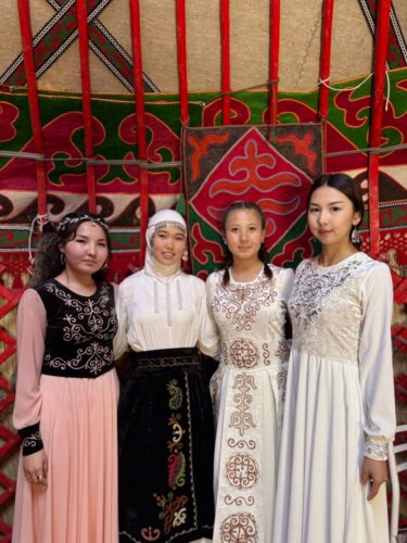 Кыргыз Республикасынын "Улуттук дем- дүйнөлүк бийиктик" уңгужолун турмушка ашыруу максатында мектепте улуттук салт- санааны, үрп - адатты даңазалаган чоң иш- чара уюштурулду.Ал иш- чарага окуучулар, ар бир усулдук бирикмелер өз чыгармачылыктарын тартуулашты.
